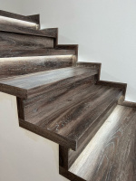  Schody-z-vinylu-BUKOMA-CLICK-Dub-Tmavy s LED